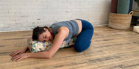 4 Beginner Yoga Poses Using a Bolster – Love My Mat